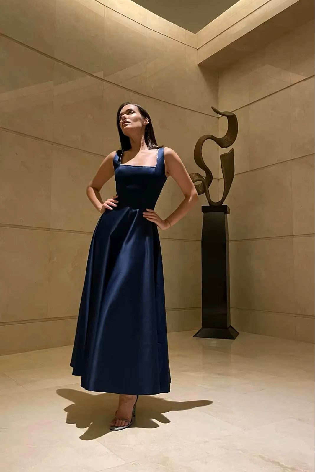 Elara – Versierde Midi-Jurk voor Tijdloze Elegant