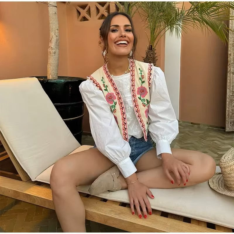 Sienna – Geborduurde Bloemen Gilet voor een Vleugje Bohemian Chic